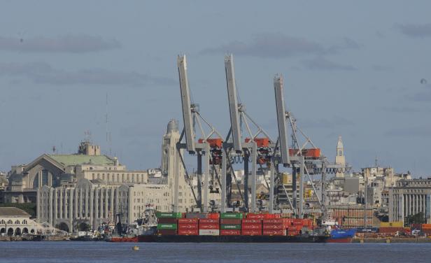 Exportaciones desaceleran baja y prev&eacute;n mejora en 2017