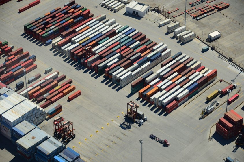 Baja en los tr&aacute;nsitos golpea a la actividad de contenedores en el puerto