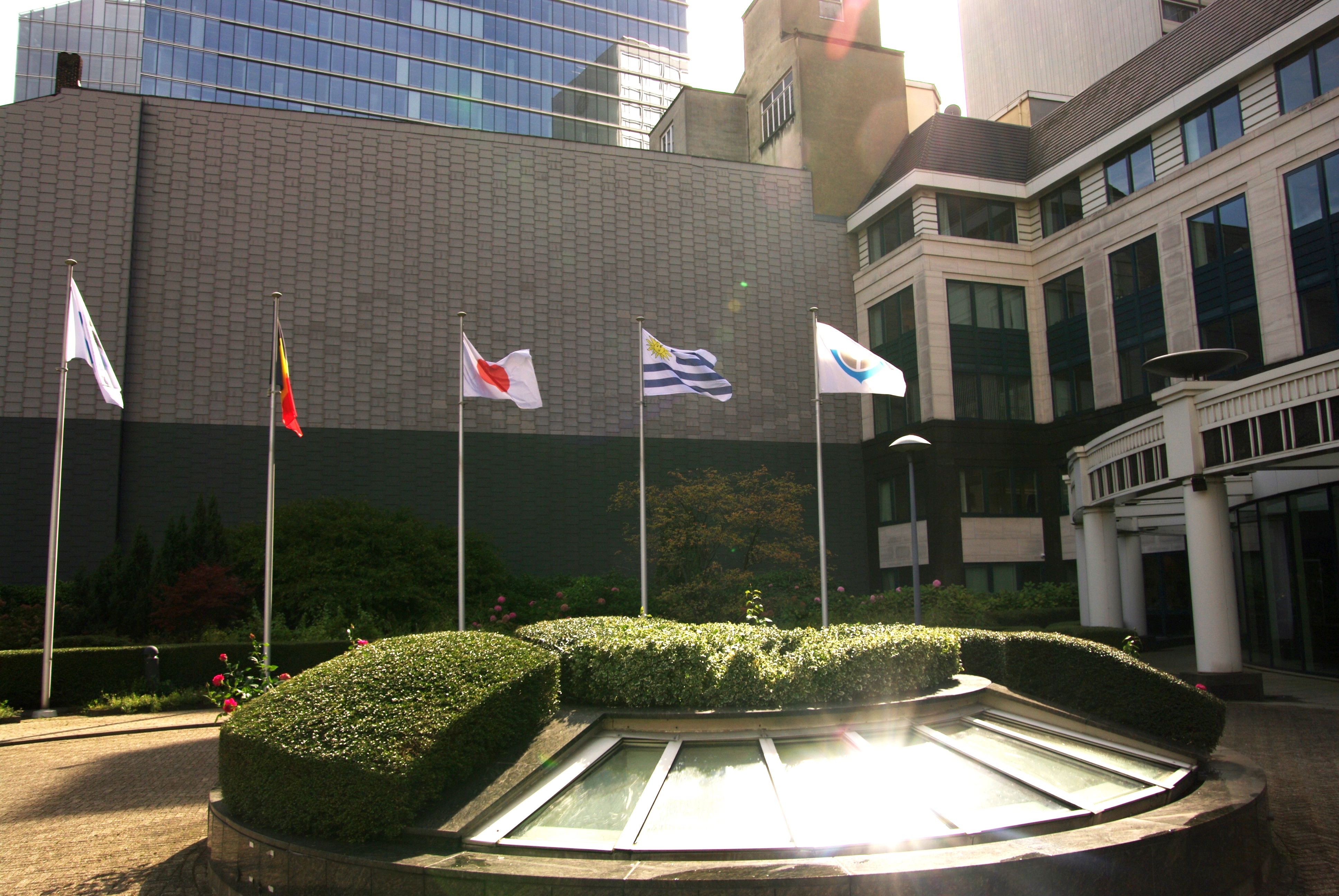 Bandera uruguaya ya flamea en la Organizaci&oacute;n Mundial de Aduanas (OMA)