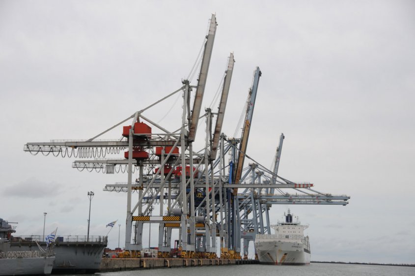 Katoen Natie analiza acci&oacute;n legal si autorizan gr&uacute;a p&oacute;rtico en muelle C