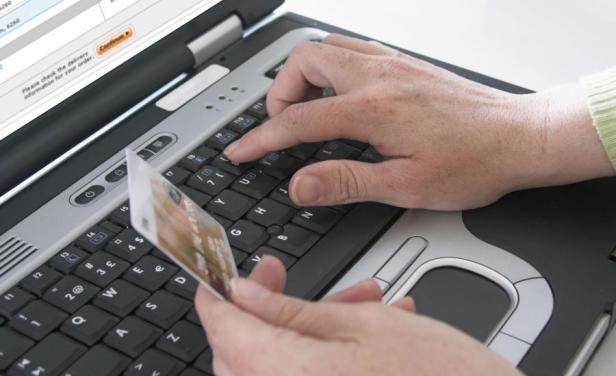 Caen 27% compras web en el exterior por controles y d&oacute;lar